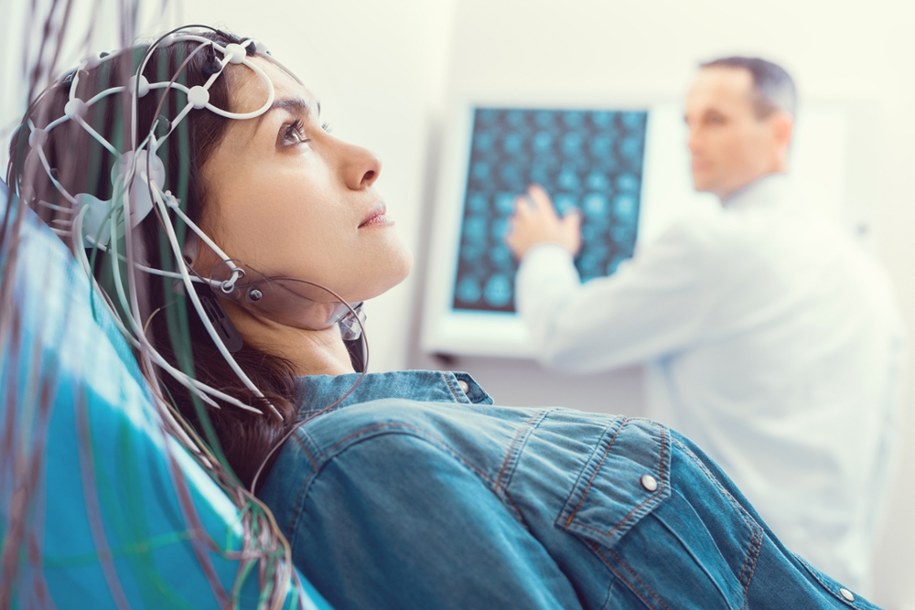 Fałszywy lekarz wykonywał za pieniądze badanie EEG /Shutterstock