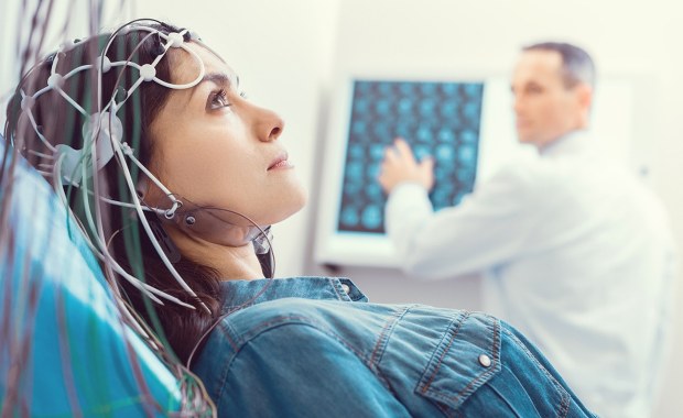 Fałszywy lekarz za pieniądze wykonywał badania