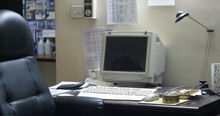 Fałszywy Windows równa się czarny pulpit. Czy to dobra metoda walki z piractwem. /AFP