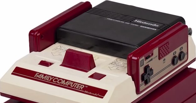 Famicom z przystawką Disk Writer Kiosks - fragment prezentacji konsoli znaleziony w serwisie YouTube.com /materiały prasowe