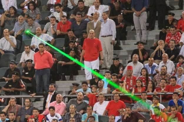 Fan egipskiej drużyny piłkarskiej wykorzystuje laser, aby oślepić libijskiego bramkarza /AFP