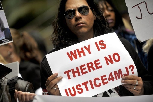 Fan Michaela Jacksona podczas poprzedniej manifestacji przeciwko Conradowi Murray'owi fot. Toby Canh /Getty Images/Flash Press Media