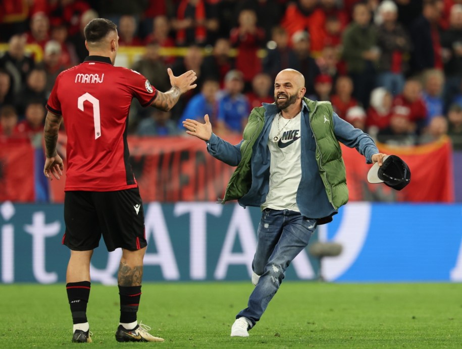 Fan wtargnął na boisko podczas meczu Albanii z Włochami /Christopher Neundorf /PAP/EPA