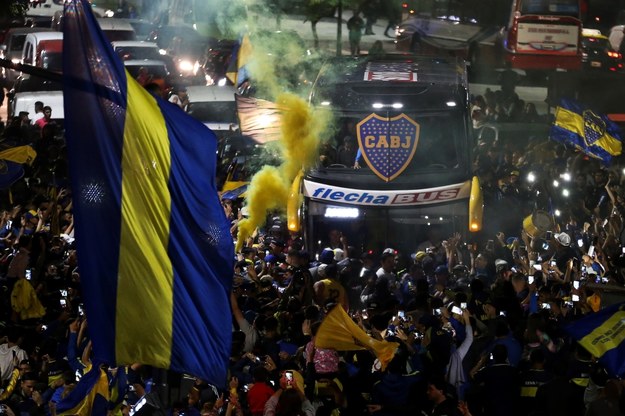Fani Boca Juniors witają drużynę przed stadionem w Buenos Aires. /JUAN IGNACIO RONCORONI /PAP/EPA