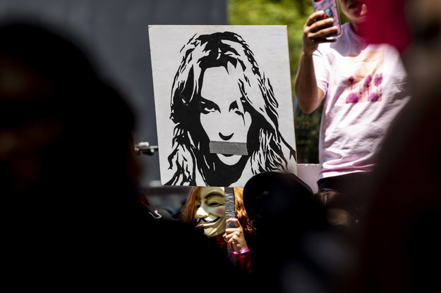Fani Britney Spears wspierali ją, urządzając uliczne demonstracje /ETIENNE LAURENT /PAP/EPA