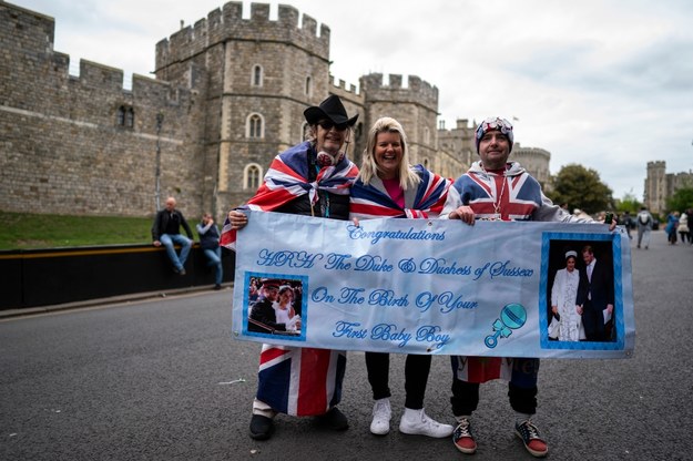 Fani brytyjskiej rodziny królewskiej przed zamkiem w Windsorze już po ogłoszeniu narodzin dziecka Harry'ego i Meghan /WILL OLIVER  /PAP/EPA