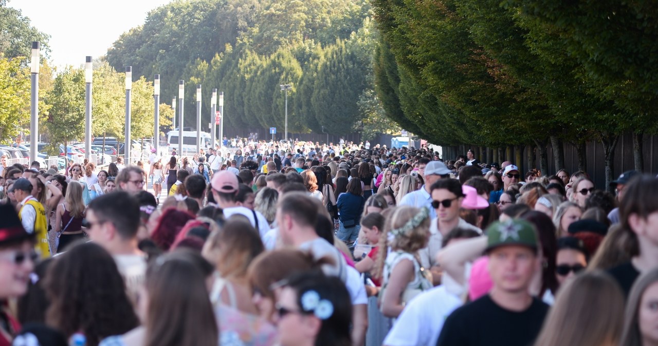 Fani czekają w kolejkach przed PGE Narodowym na wejście na koncert Taylor Swift / 	Marcin Obara  /PAP