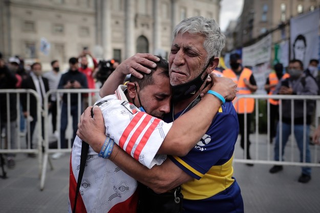 Fani Diego Maradony w Buenos Aires, gdzie wystawiona jest trumna z ciałem piłkarza /JUAN IGNACIO RONCORONI /PAP/EPA