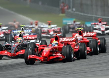 Fani F1 będą mieć więcej emocji w przyszłym sezonie! /AFP