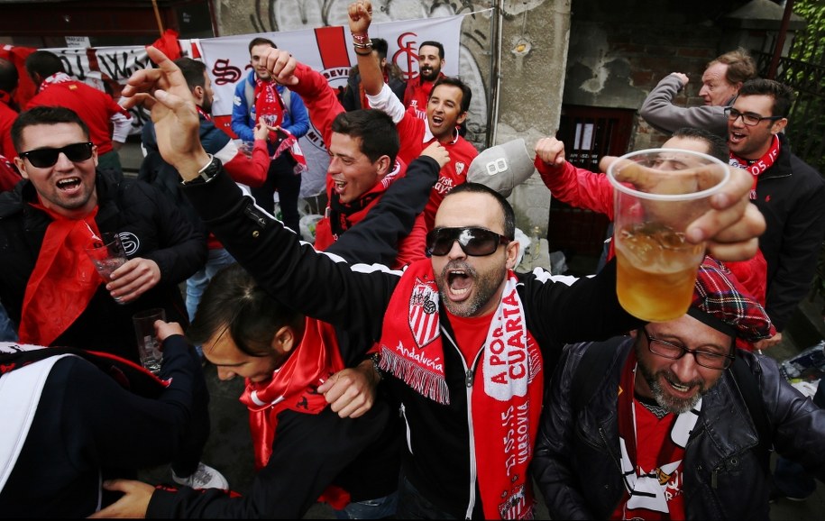 Fani hiszpańskiej Sevilli FC na ulicy Francuskiej /Paweł Supernak  /PAP