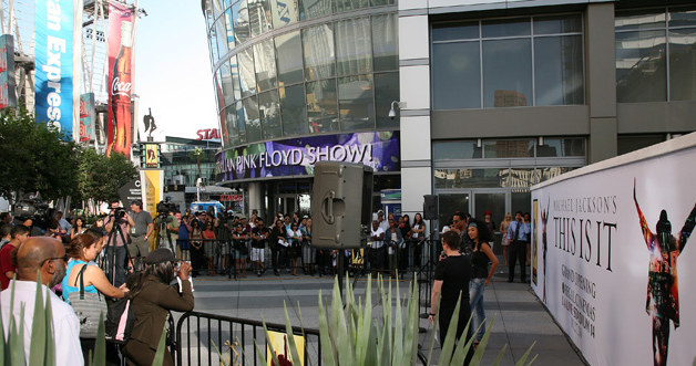 Fani Jacksona gromadzą się przed Nokia Theatre w Los Angeles &nbsp; /AFP