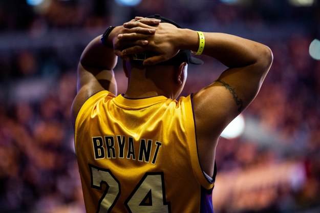 Fani LA Lakers uczcili pamięć Koby'ego Bryanta podczas meczu w Staples Center /ETIENNE LAURENT /PAP
