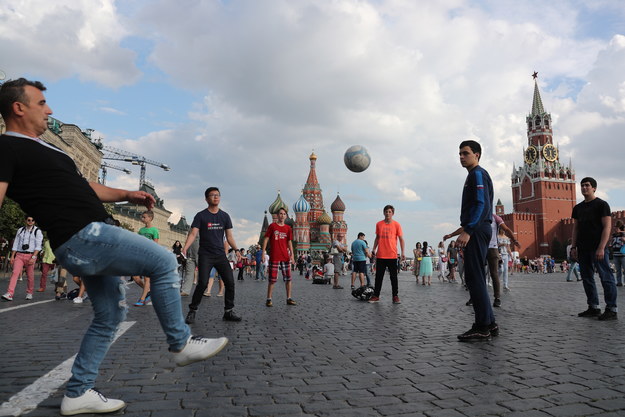 Fani piłki nożnej na Placu Czerwonym w Moskwie /ZURAB KURTSIKIDZE /PAP/EPA
