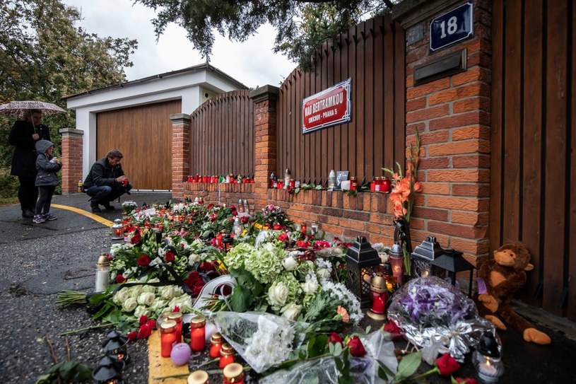 Fani pod dom Karela Gotta w Pradze znoszą kwiaty i znicze /Gabriel Kuchta /Getty Images