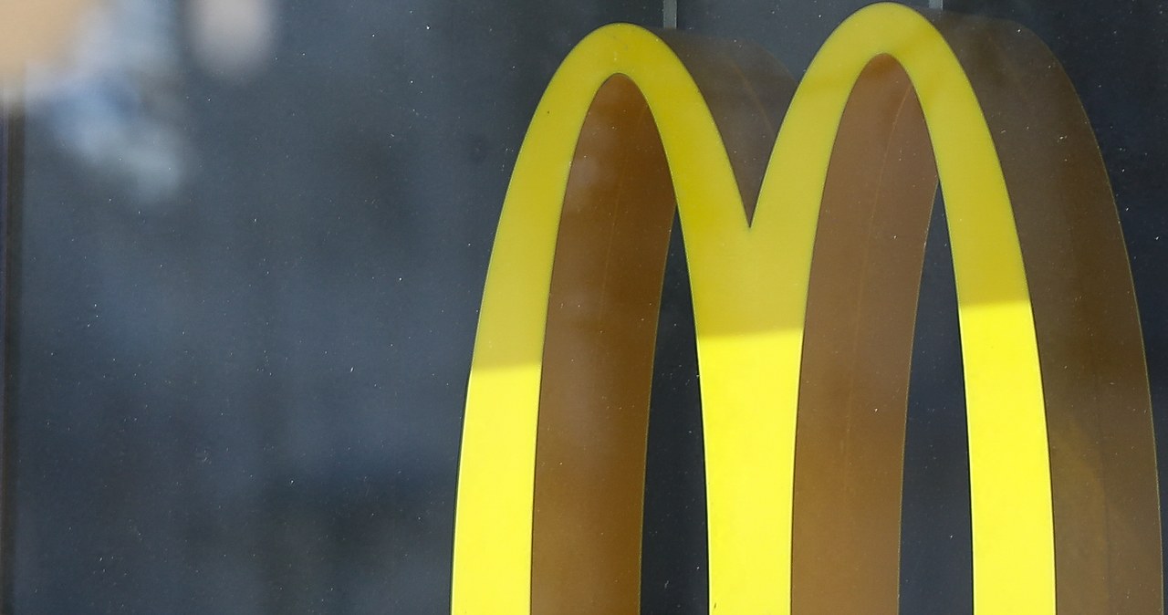 Fani Pokemonów tłumnie ruszyli do punktów sieci McDonald's, by zdobyć karty z Pokemonami /AFP