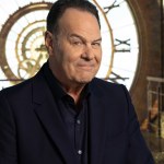 Fani pokochali go w kultowym filmie lat 80. Teraz odkryje niesamowite historie przeszłości