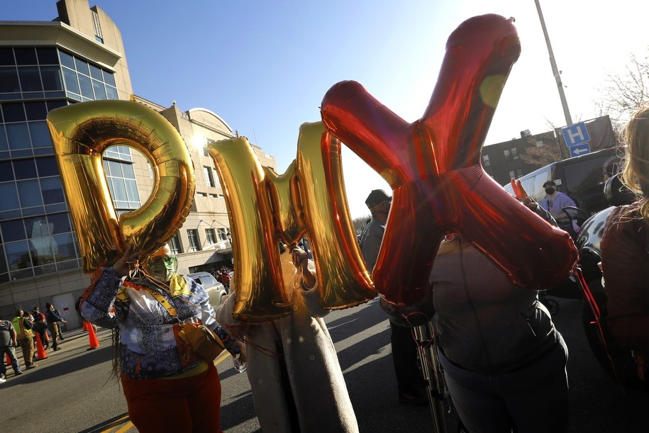 Fani przed szpitalem, w którym przebywał DMX /Peter Foley /PAP/EPA