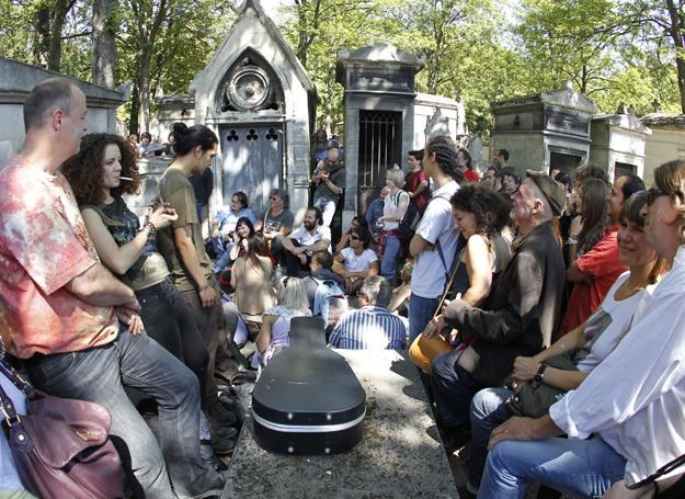 Fani przy grobie Jima Morrisona w Paryżu /arch. AFP