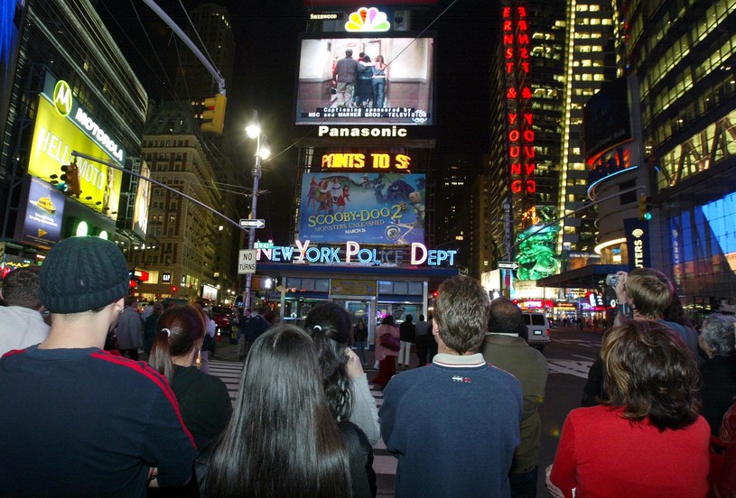 Fani "Przyjaciół" oglądają finał serialu na nowojorskim Times Square /Getty Images / Stringer /Getty Images