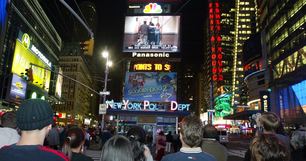 Fani "Przyjaciół" oglądają finał serialu na nowojorskim Times Square /Getty Images / Stringer /Getty Images