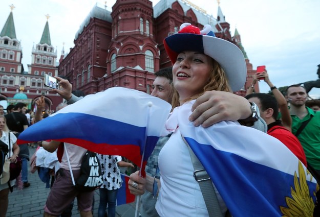 Fani Rosji świętują awans swojej drużyny /ZURAB KURTSIKIDZE /PAP/EPA