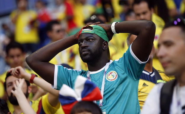 Fani Senegalu byli rozgoryczeni po tym, jak ich zespół odpadł ze względu na większą ilość otrzymanych żółtych kartek /WALLACE WOON /PAP/EPA