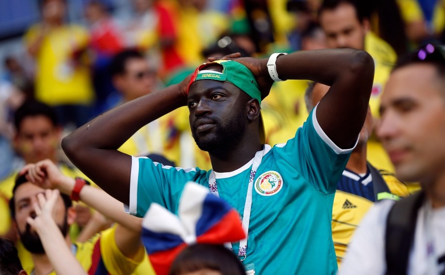 Fani Senegalu byli rozgoryczeni po tym, jak ich zespół odpadł ze względu na większą ilość otrzymanych żółtych kartek /WALLACE WOON /PAP/EPA