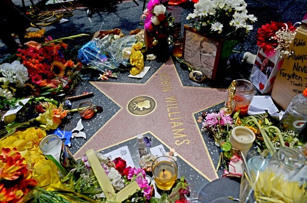 Fani składaja hołd zmarłemu Robinowi Williamsowi /TRACEY NEARMY   /PAP/EPA