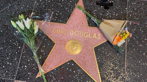 Fani składają kwiaty przy gwieździe Kirka Douglasa w Hollywood /Paweł Żuchowski /RMF FM