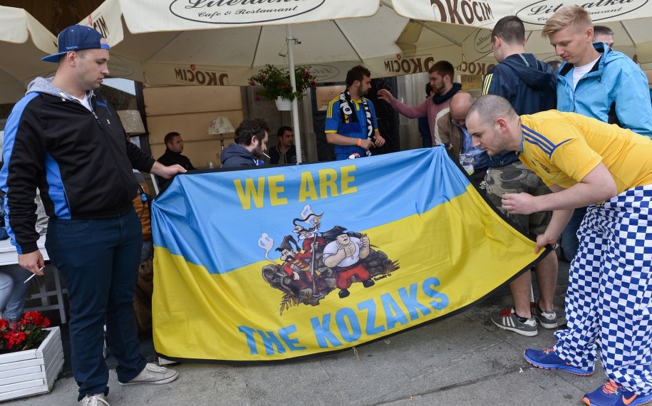 Fani ukraińskiego Dnipro Dniepropietrowska na Placu Zamkowym /Marcin Obara /PAP