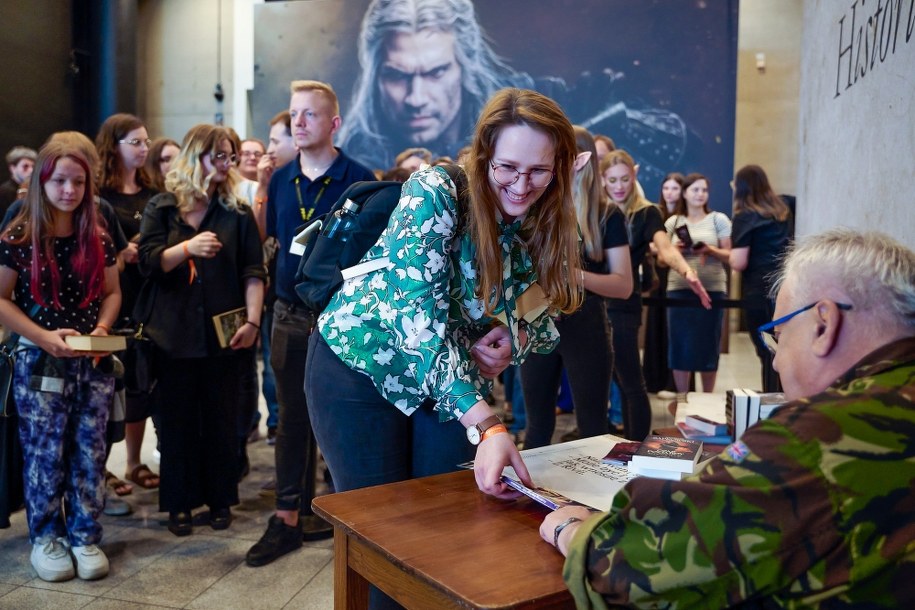Fani w kolejce po autografy od Andrzeja Sapkowskiego /Netflix  /Materiały prasowe