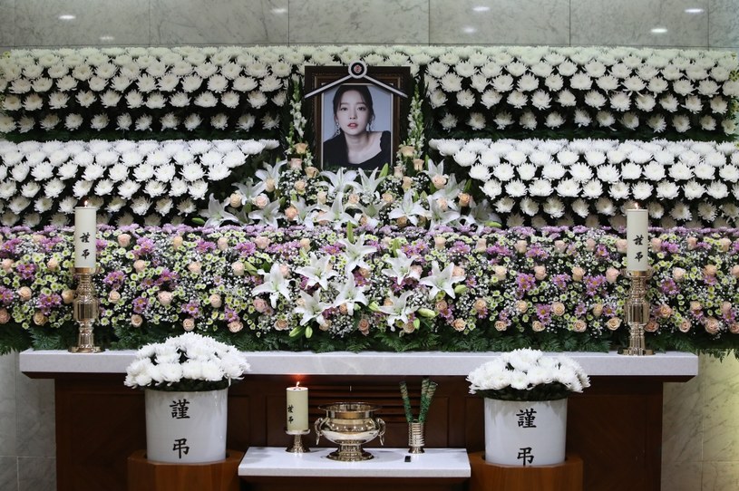 Fani żegnają wokalistkę Goo Harę /Chung Sung-Jun /Getty Images