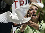 Fanka Jacksona wypuszcza białego gołębia /AFP