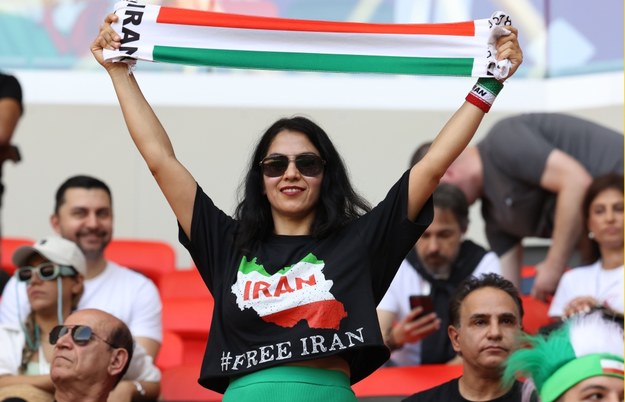 Fanka piłki nożnej z Iranu /Abedin Taherkenareh   /PAP/EPA