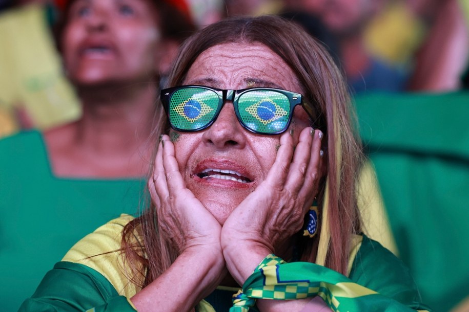 Fanka reprezentacji Brazylii ogląda mecz swojej drużyny na Copacabanie /EPA/Andre Coelho /PAP