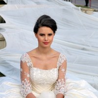 Fantastycznie długi tren sukni ślubnej nad Bukaresztem
