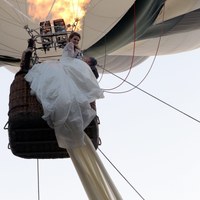 Fantastycznie długi tren sukni ślubnej nad Bukaresztem