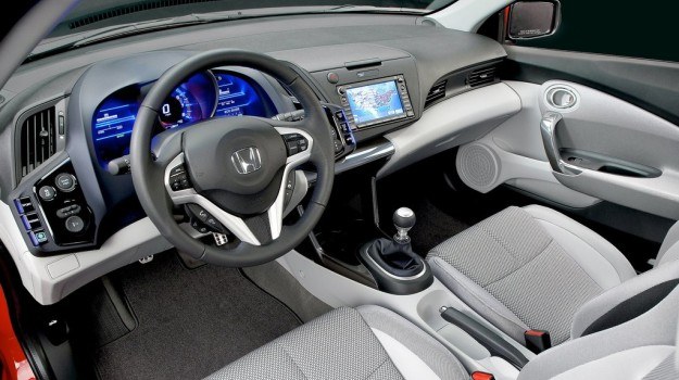 Fantastyczny kokpit w stylu Civica okazuje się też ergonomiczny. Montaż tworzyw - rewelacyjny. Ich jakość... Nad tym można popracować. /Honda