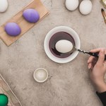 Farbowanie jajek na Wielkanoc. Naturalne sposoby prosto z kuchni