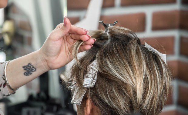 Farbowanie włosów nie zwiększa ryzyka większości nowotworów
