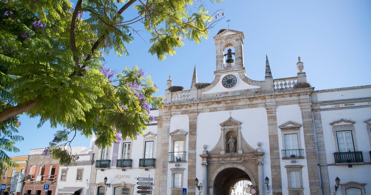 Faro skrywa wiele perełek architektonicznych, takich jak brama Arco da Vila. /123RF/PICSEL