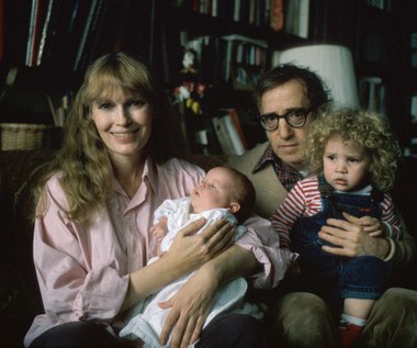 Farrow i Allen tworzyli rodzinę zastępczą dla wielu adoptowanych dzieci, niektórych z krajów Trzeciego Świata. W sumie opiekowali się 14 adoptowanymi dziećmi. Sielanka skończyła się, gdy na początku lat 90. wyszedł na jaw romans Woody Allena z ich przybraną córką, Soon-Yi.

Tuż po rozstaniu Farrow oskarżyła jeszcze Allena o seksualne molestowanie ich siedmioletniej wówczas adoptowanej córki Dylan (na zdjęciu - na kolanach u Woody'ego Allena). W 2014 roku Dylan Farrow w wywiadzie dla "New York Timesa" opowiedziała ze szczegółami o tym, jak będąc dzieckiem stała się ofiarą seksualnych napaści ze strony reżysera.