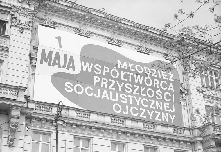 Fasada budynku Siedziby Zarządu Głównego Związku Socjalistycznej Młodzieży Polskiej przy ul. Smolnej w Warszawie /Z archiwum Narodowego Archiwum Cyfrowego