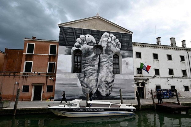 Fasada kościoła na wyspie Giudecca z malowidłem Maurizio Catellana /GABRIEL BOUYS/AFP/East News /East News