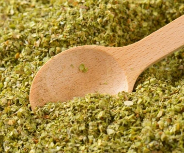 Fasolka po bretońsku i żurek nie mają bez niego smaku. Mało kto wie, że łagodzi bóle głowy i chroni serce