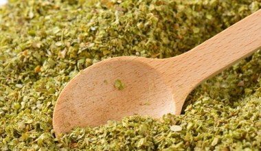 Fasolka po bretońsku i żurek nie mają bez niego smaku. Mało kto wie, że łagodzi bóle głowy i chroni serce