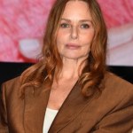 Fason idealny dla kobiet 50 plus. Stella McCartney przemierza Paryż w modnym płaszczu
