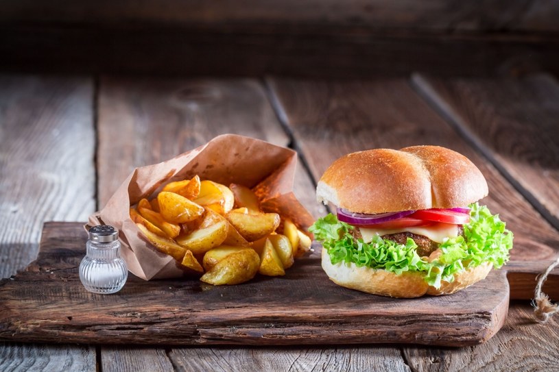 Fast food - jedzony zebyt często może poważnie zagrozić twojemu zdrowiu /123RF/PICSEL