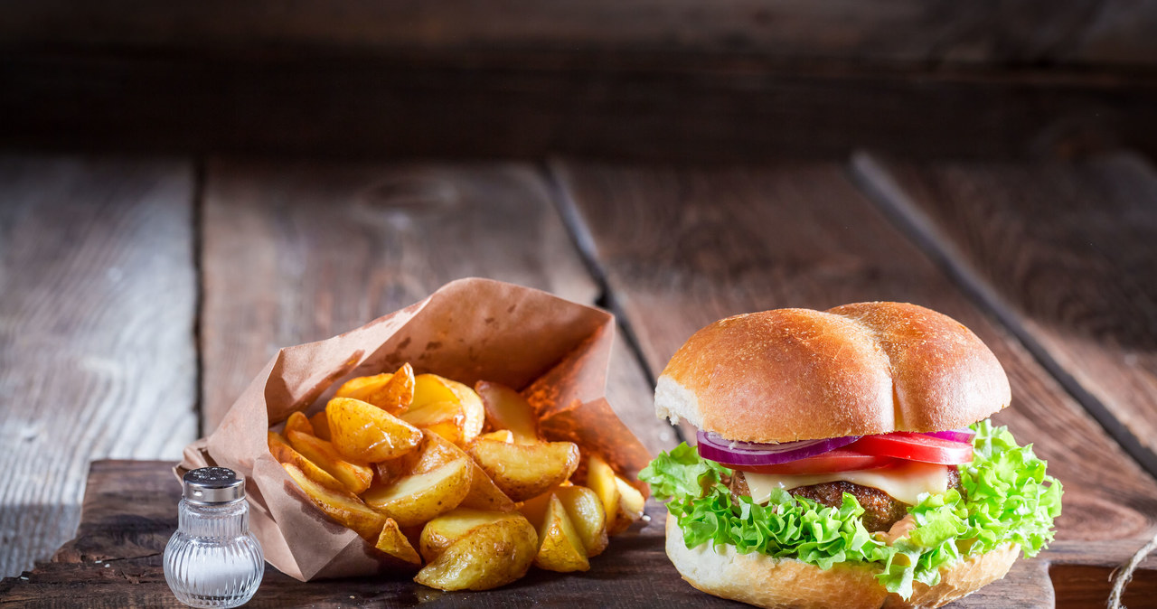 Fast food - jedzony zebyt często może poważnie zagrozić twojemu zdrowiu /123RF/PICSEL