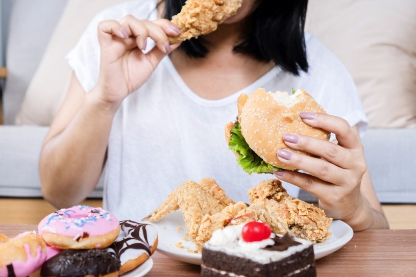 Fast-food w diecie wpływa na ataki migreny /123RF/PICSEL